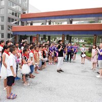 带着一片爱心专程回访四川雅安休斯敦侨爱小学 捐囎电子教具 支援灾区重建和教育发展