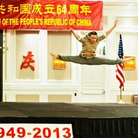 东方艺术教育中心青年教师 刘畅在64周年国庆晚宴上表演现代舞