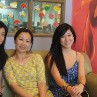 十年前荣冠休斯顿华埠小姐的张乐与刚获2012休斯顿华埠小姐的妹妹张欣看望恩师徐利分享荣誉