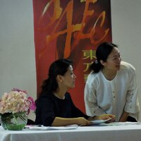 徐利和北京舞蹈学院的同窗邵未秋为传承中国舞再聚首 看到学生表现优秀， 惜才之情溢于言表