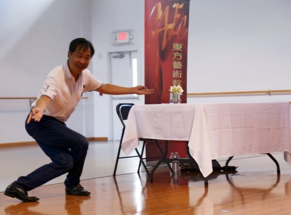 于晓雪老师和师生们讲解舞蹈的表演要术， 眼神， 面部表情和心灵沟通的重要性