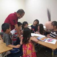 孩子们和美术老师翁海村