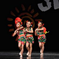 Joline Sun Joyce Weng Nicole Zeng 表演的三人舞 -红灯笼 获5-6岁组民间舞第一 Grand Showcase总决赛积分第三名