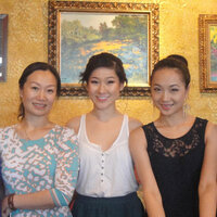 2002年华埠小姐张乐和2012华埠小姐张欣感谢老师