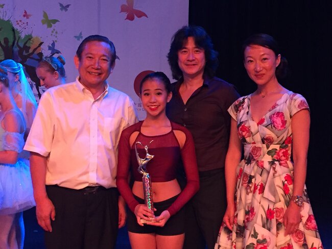 资深评委潘之涛与李恒达老师祝贺Jadelynn Ko以现代舞Lyric Explosions获少年A组金奖