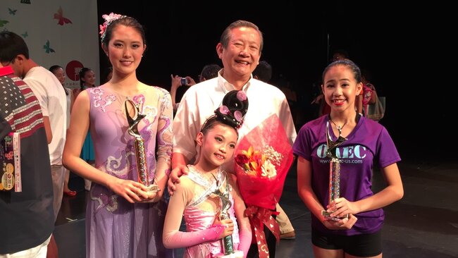 OAEC Irena, Diana and Jadelynn 与桃李杯创始人潘志涛教授合影