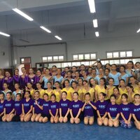 著名的四川职业艺术学院是与东方艺术教育中心合作多年的文化交流单位, 孩子们满怀感恩 之情来到学院, 看望曾经的任课老师, 向老师们汇报自己的成长. 观摩艺术学院考试后, 来美国的孩子们表演的"绝不放弃" 感动了大家, 深受好评.
