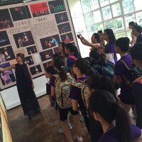 文艺老师为团员们介绍学院概况 