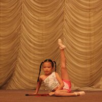 年仅6岁 Sophie Zeng表演的独舞 -笛中花 动作规范表演到位音乐表达精准显示了她的艺术天份.