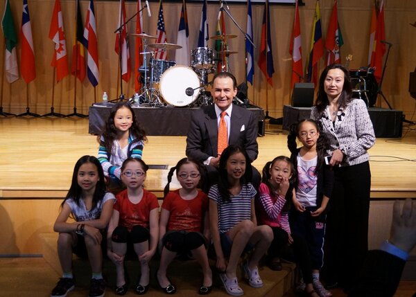 休士顿市议员Orlando Sancherz 高度赞赏东方艺术教育中心小演员们的精彩表演,并高度评价校长徐利对中美文化艺术交流所作的贡献