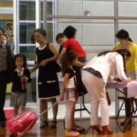 家长带着孩子前来参加教育研讨会